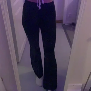byxor  - jätte sköna och fina svarta bootcut byxor från hm. dom är typ räfflade och använt ca 3 gånger