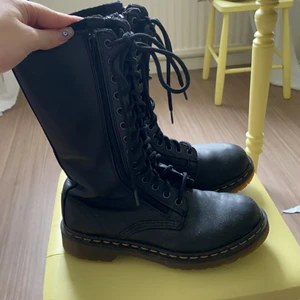 Dr Martens - Höga Dr Martens utan stålhuva!!! Strl 36