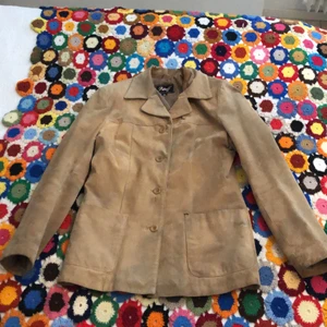 Fet mocka jacka! - Fet mockajacka i rätt så bra skick! Finns ett par defekter, två små hål som man kan se på andra bilden och så är den sista knappen lite lös som man kan se på tredje bilden. Påverkar knappast utseendet, inget man märker direkt(: Storlek M-L, men sitter mer som en M! Möts i Malmö och tar Swish, står ej för frakt eller postens (: