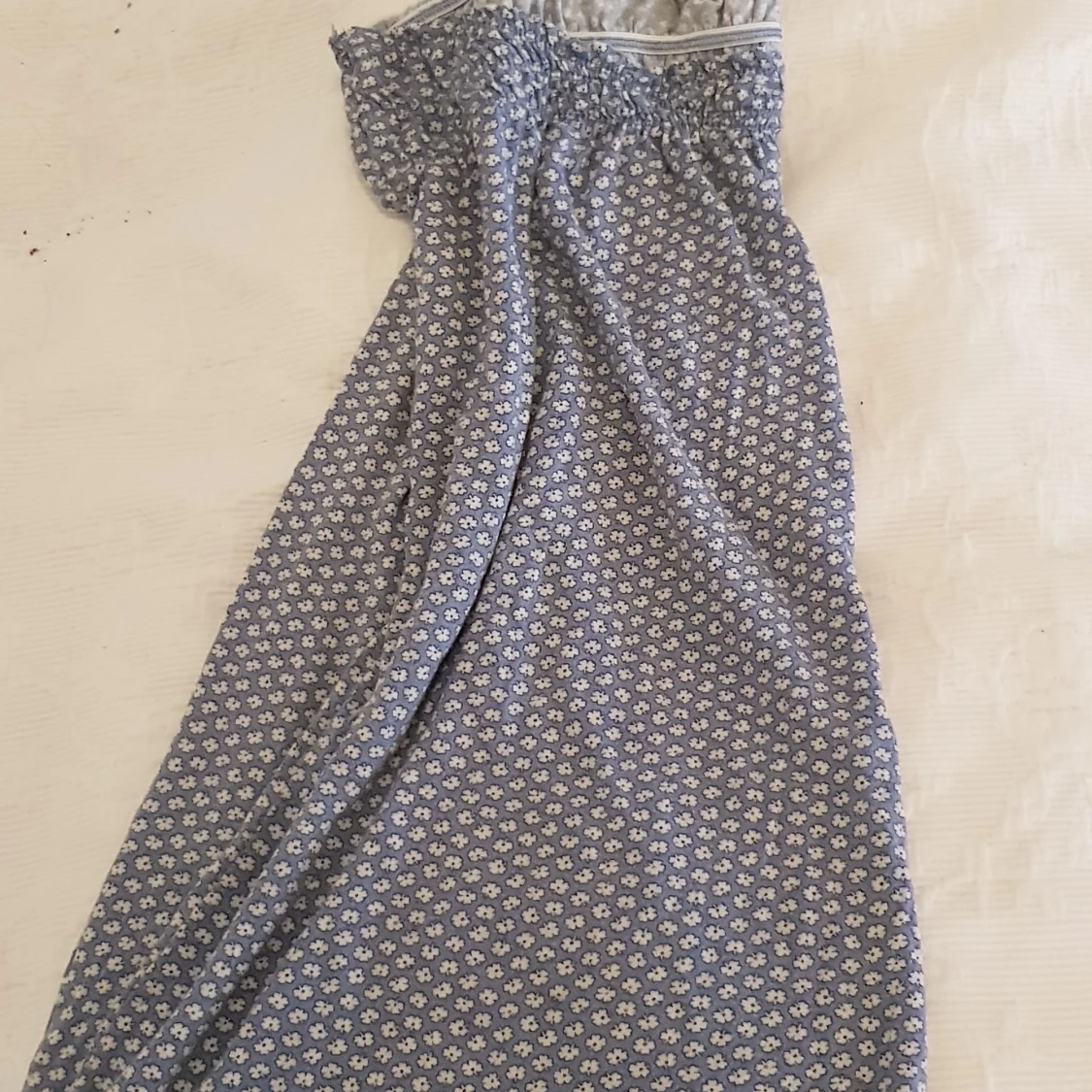 En blå blommig kjol i storlek s. - 90