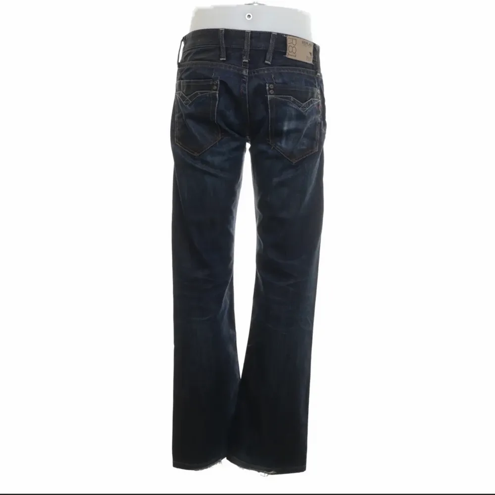 Säljer dessa otroliga jeans från märket REPLAY. Så snygga!! Lågmidjade, mörkblå och najs passform. Lite slitna längst ner men det syns knappt. Passar 36-40 . Jeans & Byxor.