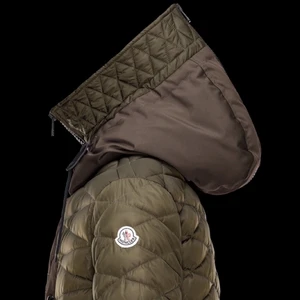 Moncler MALMÖ - Moncler jacka storlek 5 (sitter som en L), inga skador andvänd knappt 10 gånger