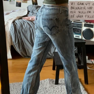 Blekta Levis jeans - Säljer nu dessa fina Levis jeans då dem är för stora, dom är blekta på baksidan💕 säljer billigt då dem har hål på insida lår💕strl M men skulle säga att det motsvarar w34-36 eller något sånt!