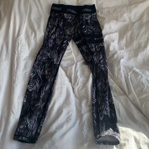 Stronger tajts  - Trendiga Stronger tajts med fjädrar 