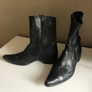Cowboyboots - Supersnygga låga cowboyboots i storlek 38, från märket Texto. Inga synliga eller märkbara slitningar förutom lite på tippen. Passar mig perfekt som vanligtvis har storlek 38💓 säljer för 100kr exklusive frakt
