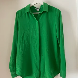 Grön skjorta stl 36 - Säljer en grön skjorta i stl 36, super skönt material. Endast använd 1 gång så som gott som ny.