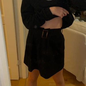 Jättefin kjol med skärp - Kjolen är köpt för ungefär ett år sedan ifrån shein. Använd ett fåtal gånger och är i jättebra skick! Jätteskönt material och ett skärp man kan ändra i midjan, och ta ut såklart!