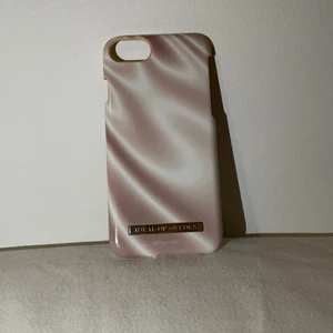 Skal från Ideal of Sweden, iPhone 8,7,6 - Fint skal från ideal of Sweden från Therese Lindgrens kollektion! Är köpt till en iPhone 8 men funkar även för 7an och 6an!