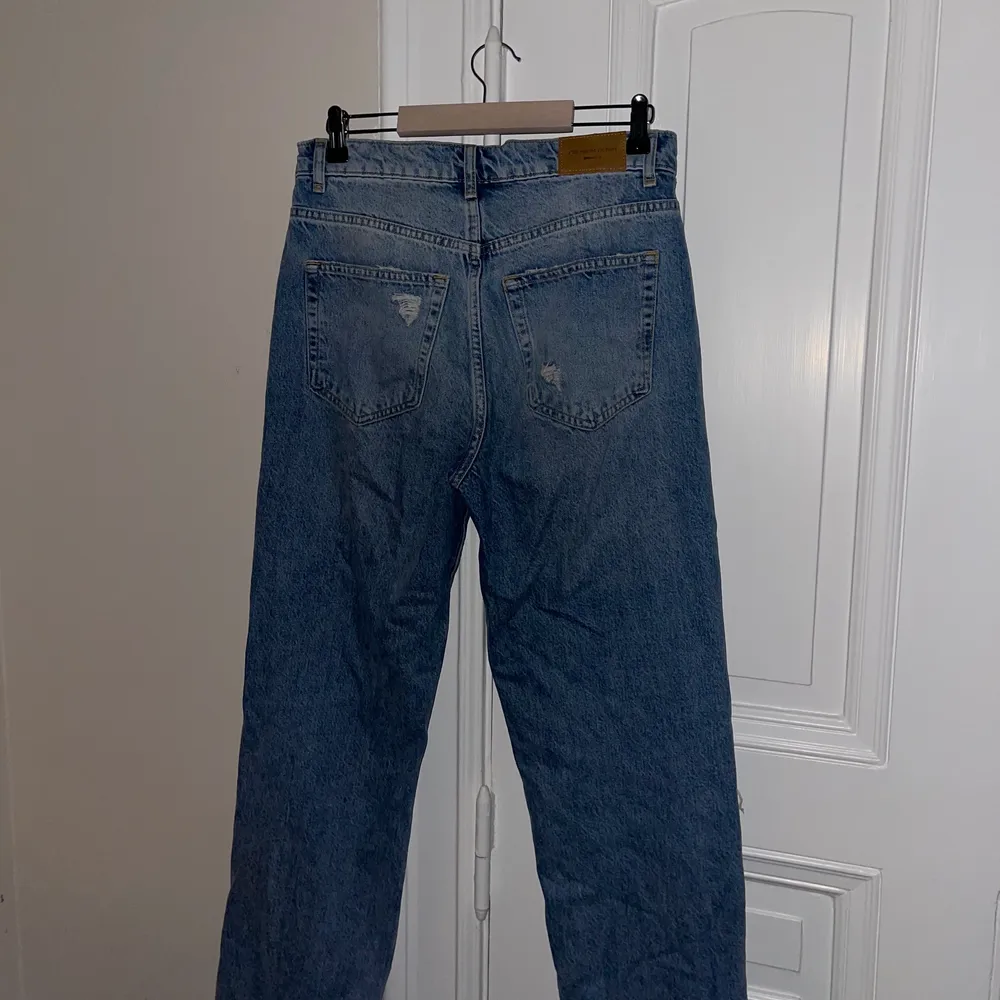 Assnygga jeans från gina tricot med slitningar. De var slutsålda hela hösten så passa på! I storlek 38 men passar 40 också! Nypris 599kr. Kan mötas upp i Hbg eller frakta! 💕. Jeans & Byxor.