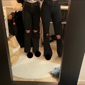 Utsvängda jeans - Säljer 2 par utsvängda jeans från dr denim med hål på knäna. Båda är i storlek xs men den ena har längden 32 och den ena har längden 34. Köp båda för 400kr