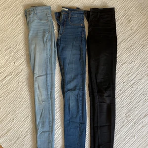 Jeans  - Säljer dessa tre tar jeansen, alla tre är i storlek xs och är i väldigt bra skick. De två blåa är från Gina tricot och det svarta är ifrån Monki🤍 Jag säljer de för 20kr st. Tveka inte på att höra av er vid frågor!  DE LJUSBLÅA ÄR SÅLDA 
