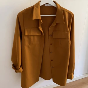 Skjorta - Skjorta från NA-KD, använd fåtal gånger! Stl 34, säljer för 100kr.💕