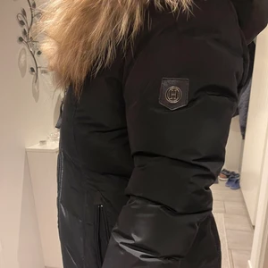 Hollies jacka - Storlek 46 passar L/XL. Ny. Använd 1 gång. Köpte den då jag tyckte den var extra fin men insåg att jag behöver en mindre. Pris diskuteras vid snabb affär 