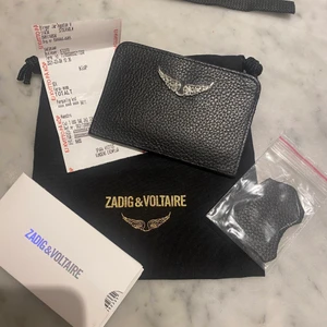 Zadig korthållare - Säljer denna supersnygga Zadig korthållare. Använd i ungefär en vecka så den är inprensip ny! Ser inga tecken på användning. Nypris 540kr. Pris kan diskuteras 