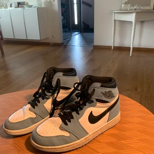 Blå Jordans  - Blå Jordans i toppskick inga repor och inte så smutsiga kommer att rengöras om någon köper dom 
