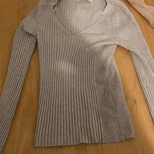 Säljer min tröja! Från new Yorker  - Säljer min tröja ifrån new Yorker bra skick! säljer den för 60 kr! Det står tyvärr inte storlek på det men det är mellan xs till s!