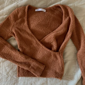 Brun tröja från Zara - Teddy tröja från zara i supersnygg passform. Använd 1 gång. Frakt på 45 eller så möts vi på söder! 
