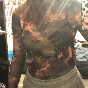 Junkyard mesh tröja - Beställde denna tröjan på junkyard för två år sen, men har knappt använt den eftersom jag beställde fel storlek. Den passar S men är lite tight i armarna. Väldigt bra skick eftersom den är använd typ 2-3 gånger