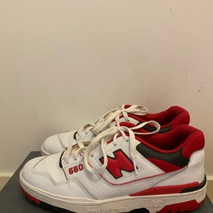 New balance 550 - Ett par super feta new balance sneakers som är köpte på Zalando. Använda runt 5 gånger då de var för små, alltså i riktigt fint skick, endast smuts inga flaws m.m. Tveka inte att höra av dig vid funderingar!