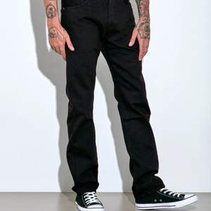 Levis 501 jeans raka (straight leg) svart, nästan helt oandvända. Knappgylf, kund står för frakt