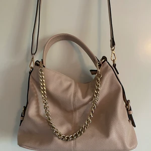 Väska  - Säljer en superfin ljusrosa väska ifrån Kappahl, använd fåtal gången men är i fint skick.