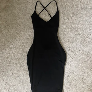 Svart klänning  - Svart klänning med så fin snörning i ryggen från Rebecca Stella! Oanvänd med prislapp kvar🥰