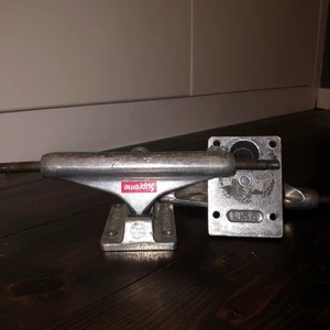 Supreme truckar  - Ett par använda supreme x independent truckar. Köpta för 700 säljer för 200 då dom e använda pris kan diskuteras. 