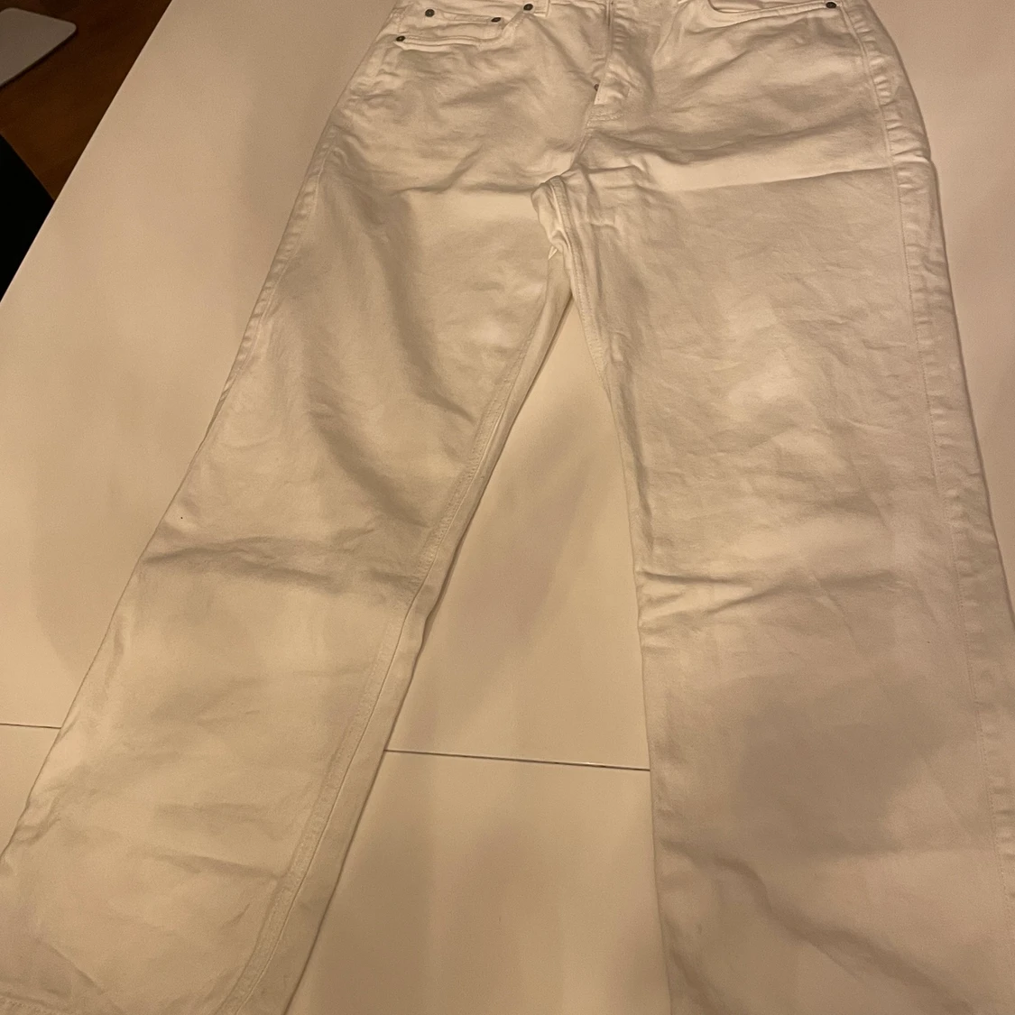 Vita weekday jeans inte använda pga växt - 90