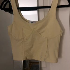 Hoss x Nakd- topp - Säljer mitt linne från hoss nakd-kollektion!💛💛
