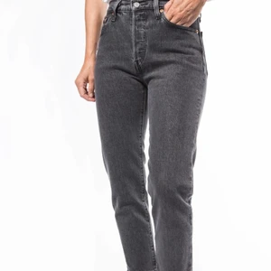 Levis 501 - Säljer ett par mörkgråa 501 ifrån Levis då det inte är min stil längre. Skriv för fler bilder!