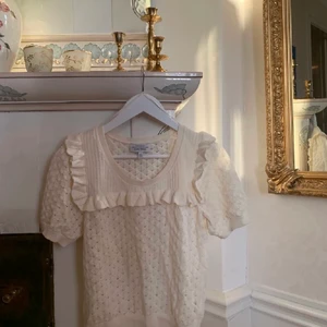 & other stories - Supersöt slutsåld & Other Stories topp i storlek S. Inköpt för lite över 800kr mitt pris 400kr + frakt 🥰