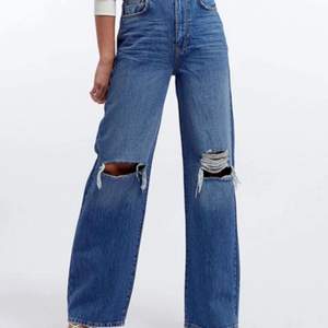 Sjukt snygga jeans från Gina Tricot som tyvärr är för stora på mig💗 Lite slitna längst ner då de är något långa på mig men ingen som märks💕 Köpare står för frakt🌟