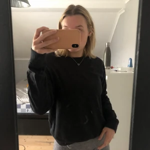 Svart sweatshirt  - Svart crewneck sweatshirt, sparsamt använd. Köparen står för eventuell frakt. 🌸