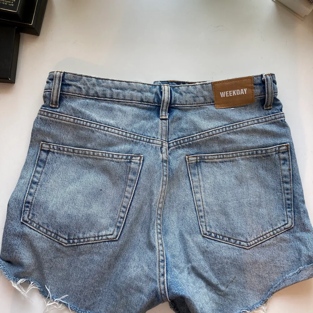 Weekday jeansshorts - ljusblåa - strolek 36 - modell row. Shorts.