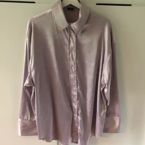 Satinskjorta str M - Storlek M