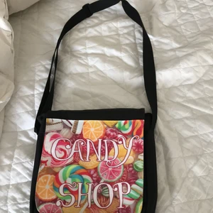 En väska - Det är en väska med skjusterbart band. Den har också fack i sig. Denna väska är oanvänd köparen står för frakten🥰