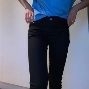 Säljer nu dessa super bekväma svarta skinny jeans från Bik Bok. Jeansen är lågmidjade och nästan aldrig använda. Dem ligger mest bara och tar plats i garderoben och letar nu en ny ägare som kan få användning av de istället för mig. Nypris på Jensen ligger på 400kr jag säljer dessa för 150kr + frakt🌻 skicka ett meddelande om du har några frågor eller vill ha fler bilder🌻