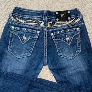 Miss Me lowrise jeans - MissMe jeans köpta för 2 månader sedan. Använt de 3 gånger och har tyvärr blivit för små. Kontakta för mer info eller intresse💖 (budaren måste svara innan 6 timmar annars går den över till budet under)