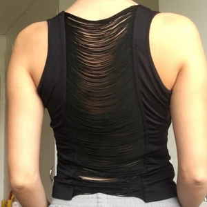 Svart topp med detaljerad rygg - Söt svart enkel topp med snygg rygg! Vintage köpt i storlek S, passar även XS