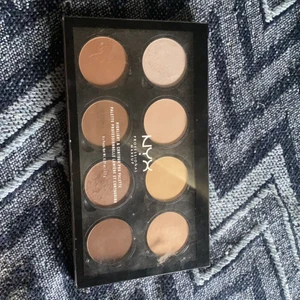 Nyx Professional makeup Highlight & Cont -  Highlight & contour pro palette köpt på Nelly och använt några gånger men använder inte den längre! 