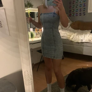 Klänning  - Säljer nu min jeansklänning son är från H&M knappt använd den har en dragkedja och är stretchig❤️