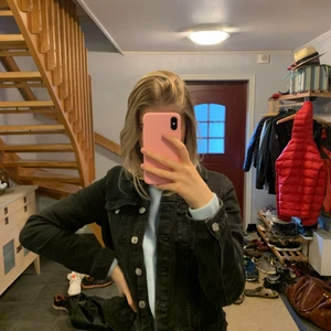 Jeansjacka från Zara - Fin jeansjacka från Zara som dessvärre inte kommer till användning. Storlek M och väldigt fint skick. Skriv gärna till mig för fler bilder och info. Köparen står för frakten💕