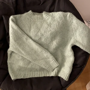 Zara stickad tröja storlek S - En stickad tröja från zara i storlek S men passar även M beroende på hur man vill att den ska sitta. Den är lite pistagegrön färg (den ser lite blek ut på bilderna). Tröjan sticks även lite tyvärr men man vänjer sig eller kan ha något under😊 