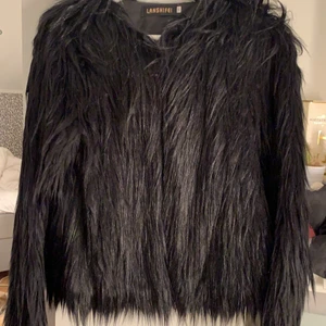 Pälsjacka  - HELT NY! Strl M, men skulle säga XS/S.