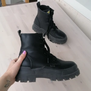 Buffalo skor, vegan, storlek 39 - Använda en gång, var lite för små för mig, jättesnygga på, köpte for 1000kr