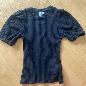 Topp - Jättegullig topp med puffärmar. Sitter riktigt snyggt i midjan!