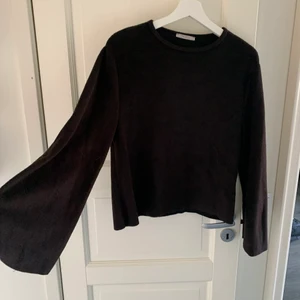 Svart tröja  - Svart tröja med vidare armar. I mjukt tyg. Köpte står för eventuell frakt 💗