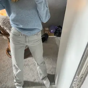 As snygga grå jeans från weekday, bara använda några gånger! Som nya❤️ jag är 160 och de är lite längre på mig vilket är skit snyggt. Nypris 500