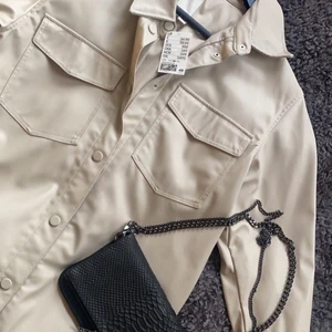 Skinnjacka  - Supersnygg skinnjacka i beige fin färg, köpt för 399kr på H&M men säljer den för 100kr om ni inte vill buda 💓💓💓 (ALDRIG ANVÄND, prislappen kvar) 