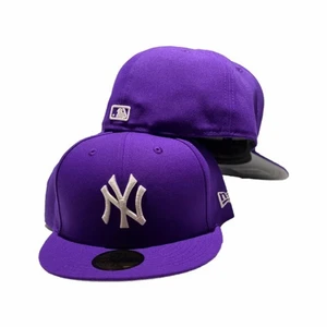 Fitted cap - Säljer min yankees keps som jag köpte här på Plick för att den var för liten för mig. Storleken står inte men jag brukar ha 7 1/4 (57,7cm) så skulle nog säga att den är runt storlek 7 (55,8cm)! Den är i jätte fint skick! Inte mina bilder kom privat för bilder!💜